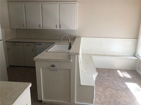 4th image of 2025 Lincoln Dr