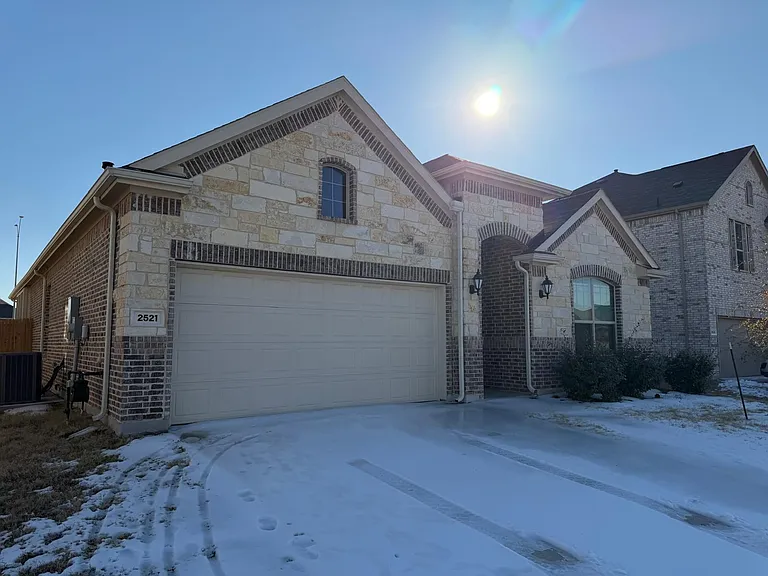 2521 Birchcrest Dr — Photo 3