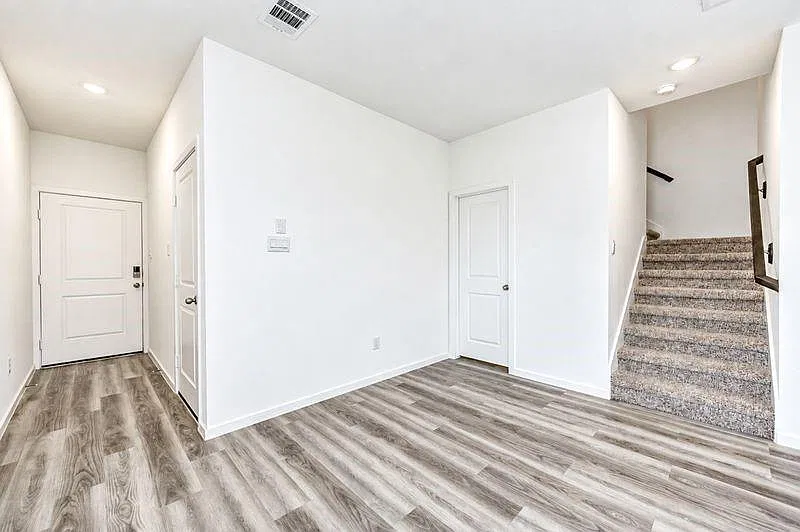 3 bed, 2.5 bath, 1487 sqft, $2,300 — Photo 4