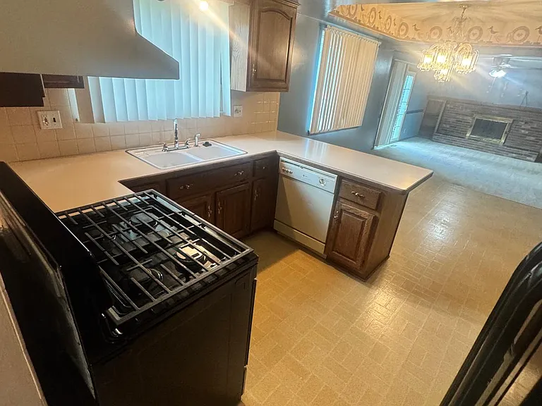 10922 Chicago Rd — Photo 8