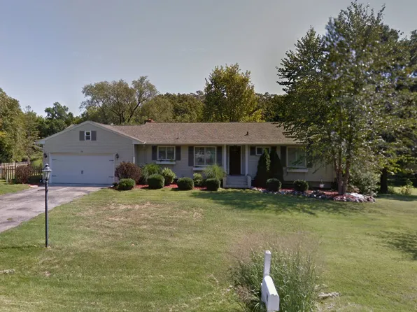 15 Westwood Dr, Monticello, IL 61856