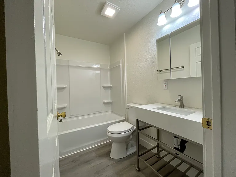 1823 Gardenia Ave #B — Photo 9