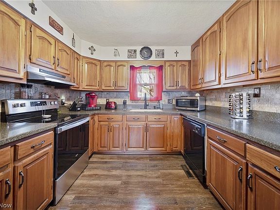 5th image of 137 W Erie St