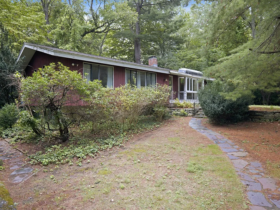 9 Peacock Farm Rd