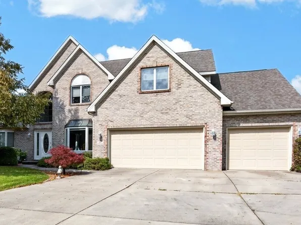 13 Bay Pointe Dr, Bloomington, IL 61704