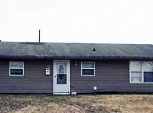 40 White Spruce Ln, Levittown, PA 19054
