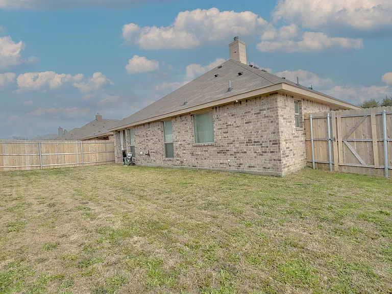 531 Sydney St — Photo 29