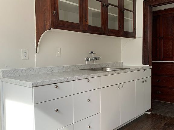 4th image of 1463 Beaconsfield Ave #2S