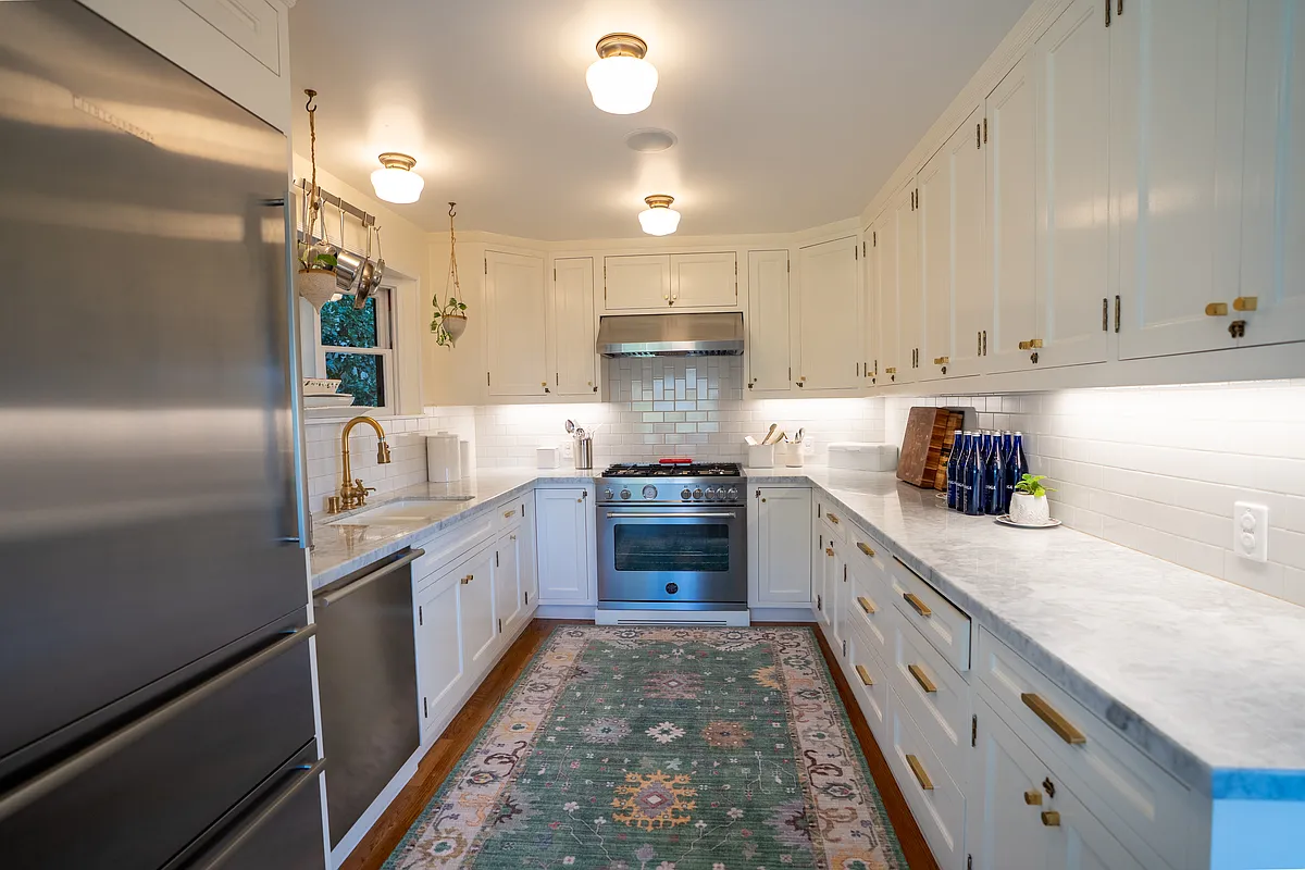 Kitchen - 4053 Cromwell Ave