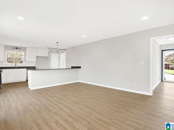 5th image of 718 Cherry Hill Dr