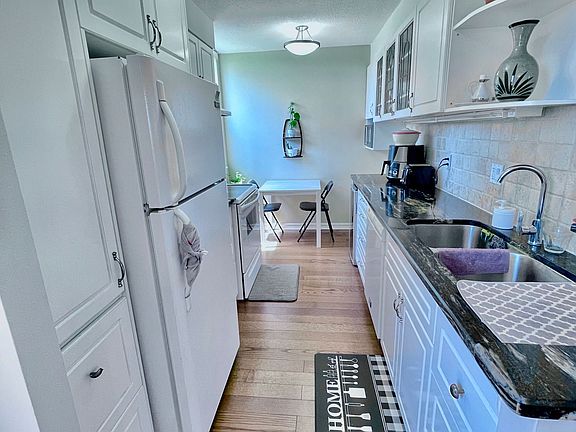 5th image of 5 Old Sheppard Ave #1003