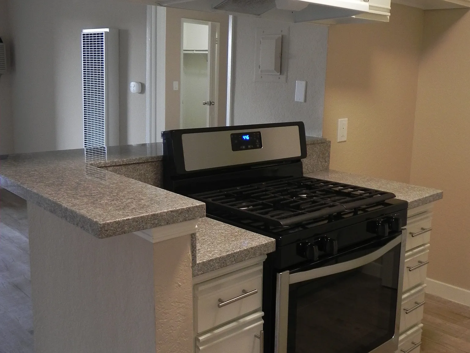Chapman Villas Apartments — Photo 3