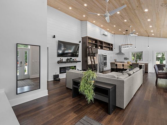 4th image of 543 Island View Dr