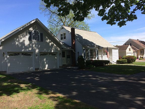3rd image of 18 Parkwood Ave