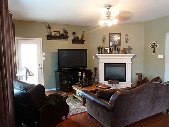 4th image of 300 Foxbury Dr