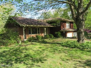 15664 Lakeview Ln, Mount Vernon, IL 62864