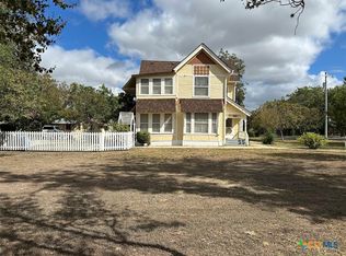 304 W Krezdorn St, Seguin, TX 78155