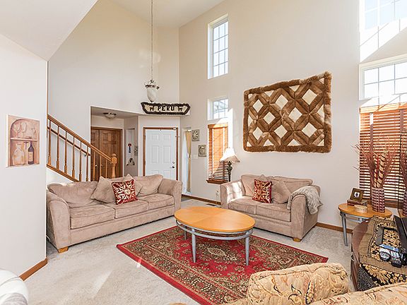 4th image of 664 Yorkshire Ln