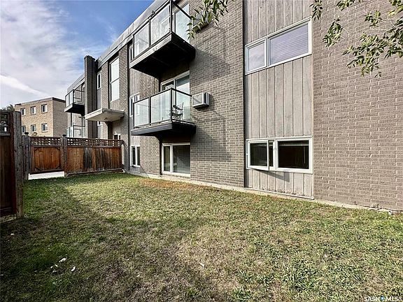 2nd image of 14 Anderson Cres #1