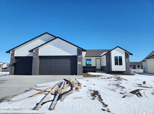 212 Summer Ct, Newton, KS 67114
