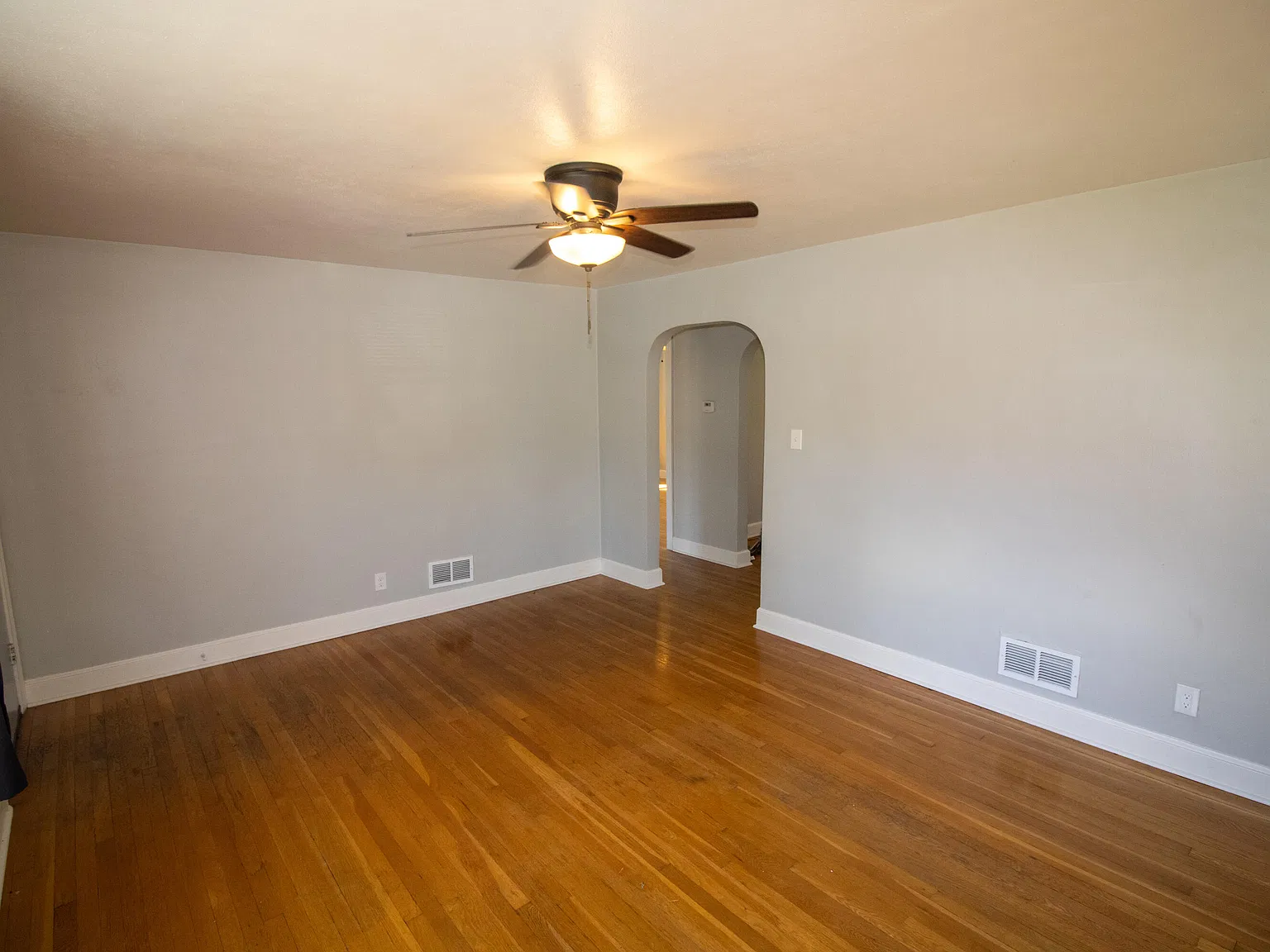 3 bed, 1.0 bath, 2186 sqft, $1,800 — Photo 2