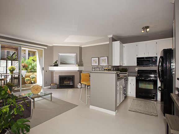 4th image of 2220 Camino De La Reina Unit 105