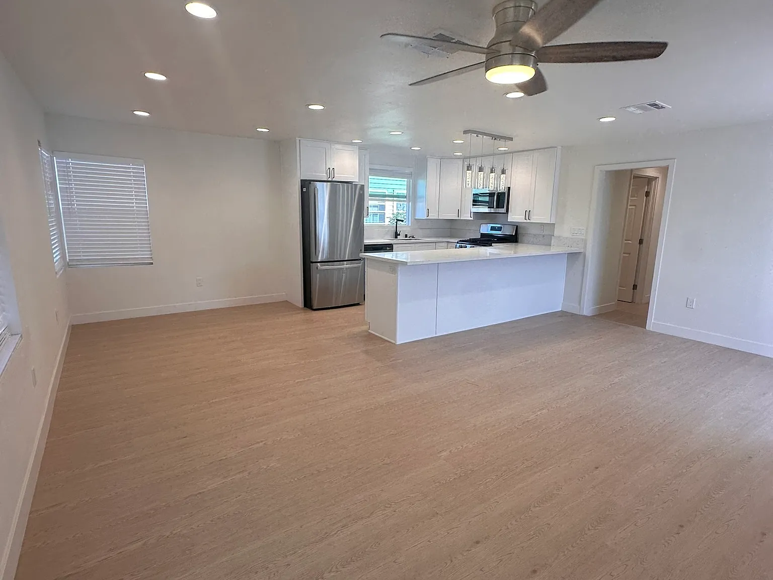 5 bed, 1500 sqft, $4,600 — Photo 2