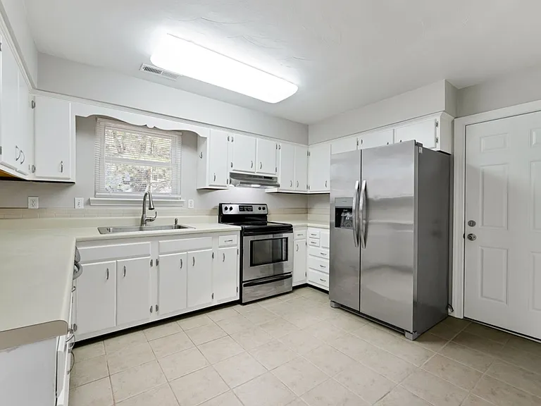 517 Norman Ln — Photo 3