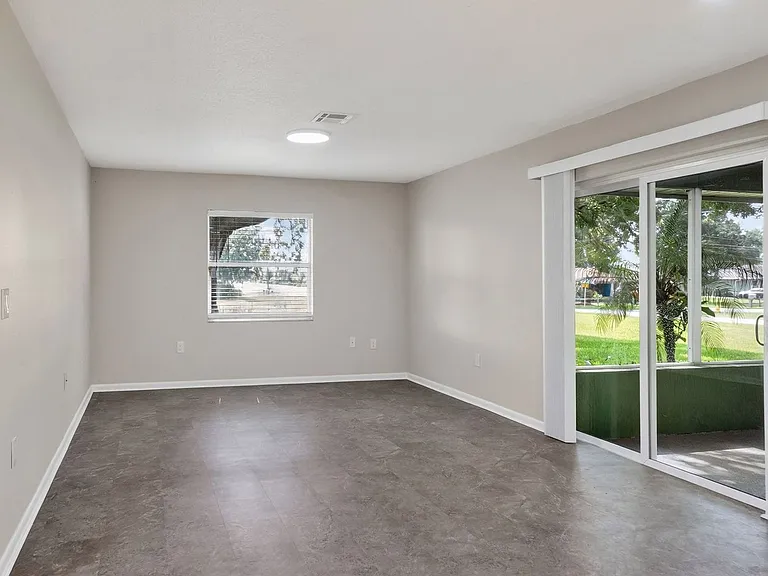1201 Burlington Ct — Photo 16