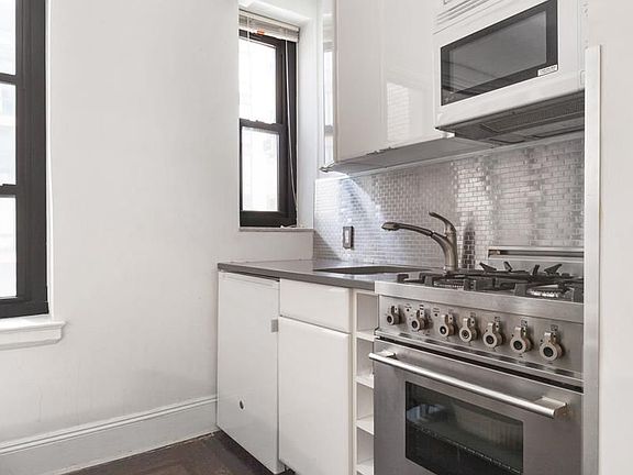 3rd image of 235 W 22nd St APT 6V