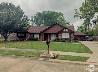 307 Petunia St, Lake Jackson, TX 77566