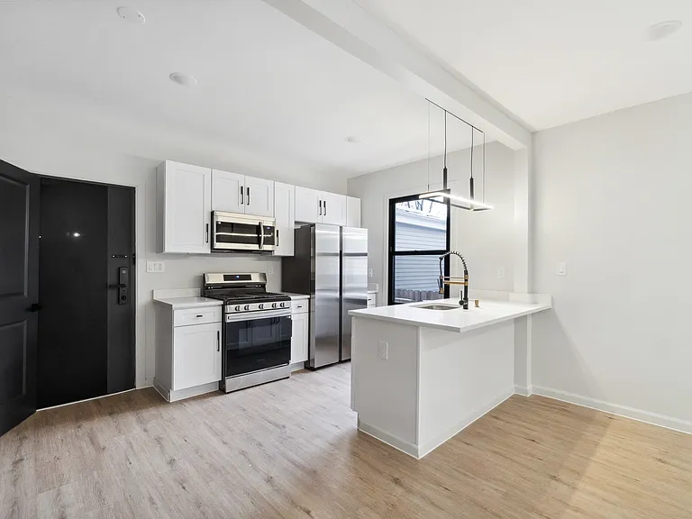 124-128 Putnam St #1 — Photo 1