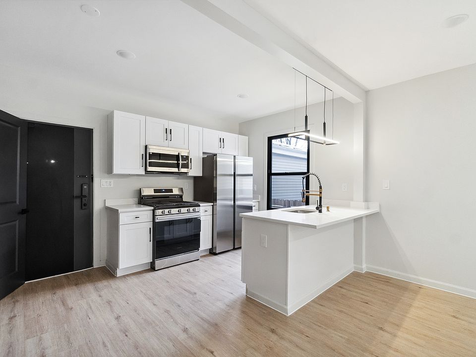 1st image of 124-128 Putnam St #1