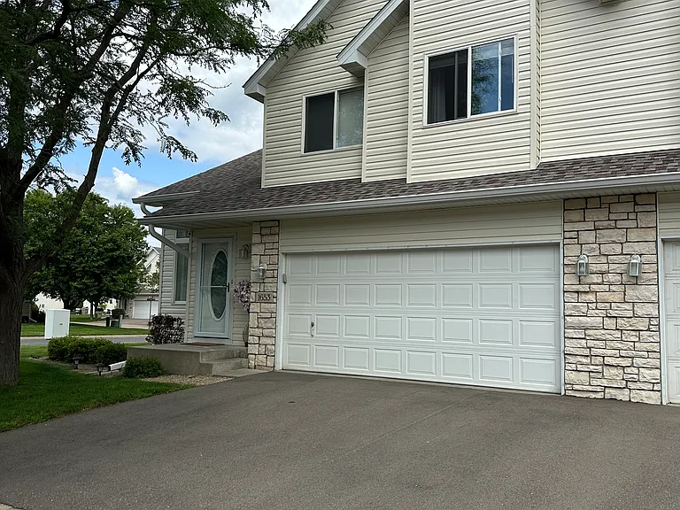 1653 Bedford Ln — Photo 2