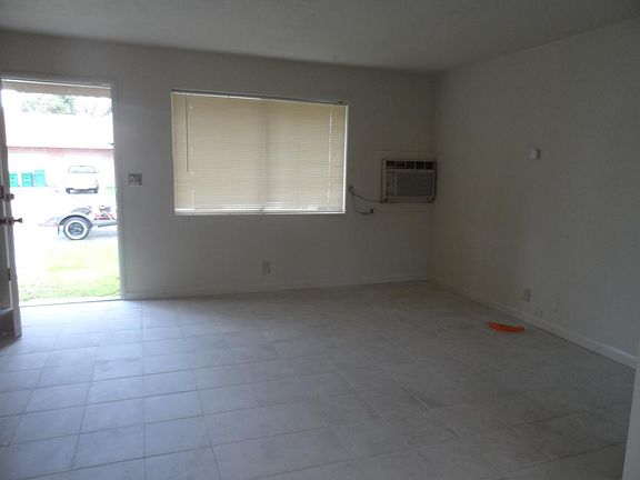4th image of 144 Marilyn Ave