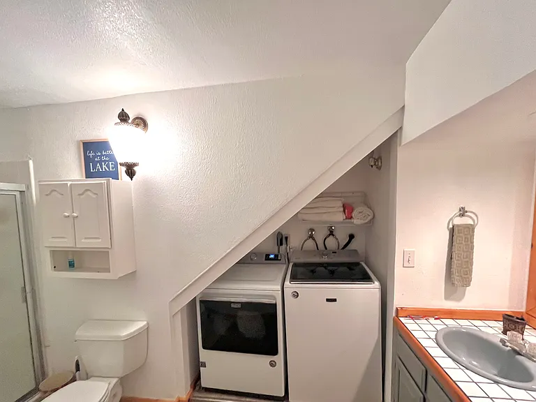 Guest full bathroom /washer dryer