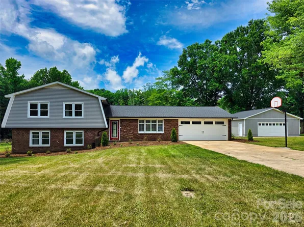 158 W Meadowview Dr, Statesville, NC 28625