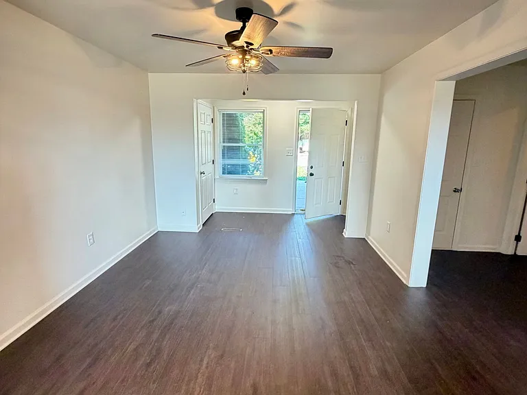 33 Park View Dr — Photo 3