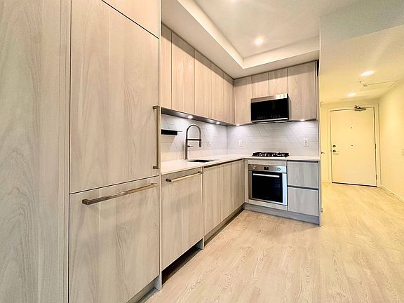 5th image of 3264 Vanness Ave #301