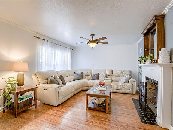 3rd image of 1249 Merriam Ln