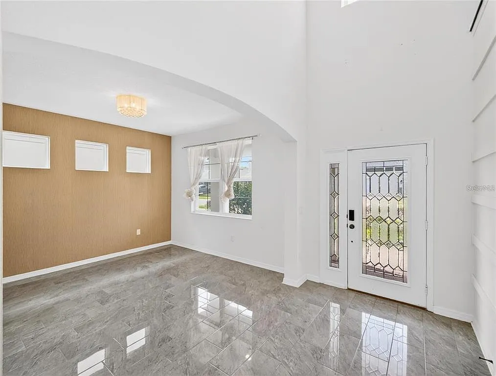 5 bed, 5.0 bath, 3781 sqft, $4,200 — Photo 3