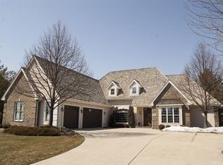 605 N Thornbush Cir, Hartland, WI 53029