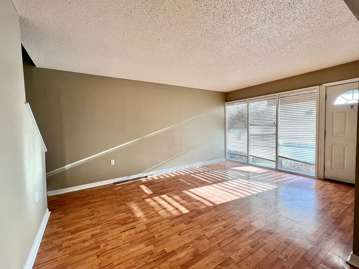 2 Bed 1.5 Bath home in Fox Run — Photo 2