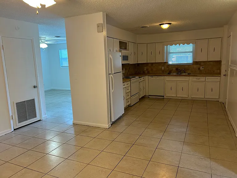 3914 Rodby Dr — Photo 2