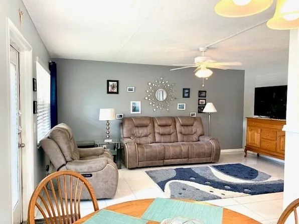 106 Hastings G, West Palm Beach, FL 33417
