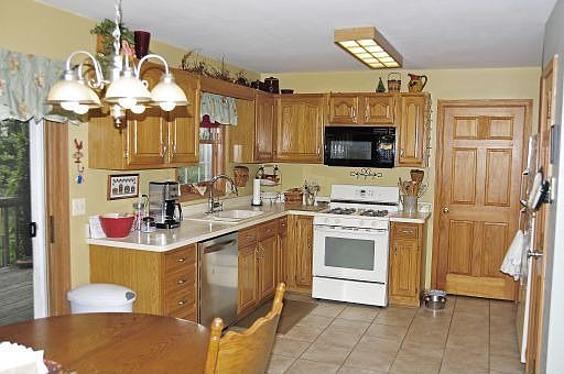 5th image of 746 Lancaster Ln