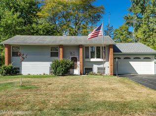 822 Manzano Dr, Wolverine Lake, MI 48390