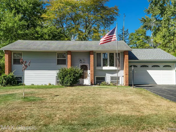 822 Manzano Dr, Wolverine Lake, MI 48390
