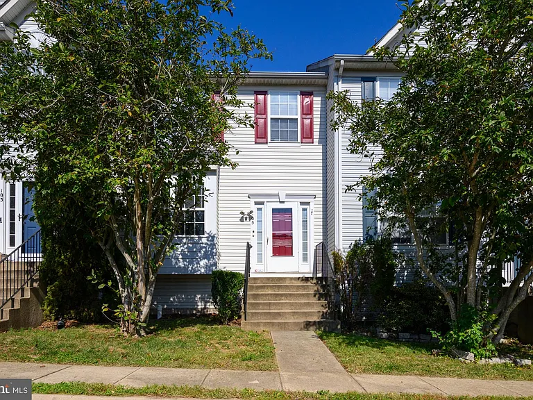 105 Brenwick Ct — Photo 2