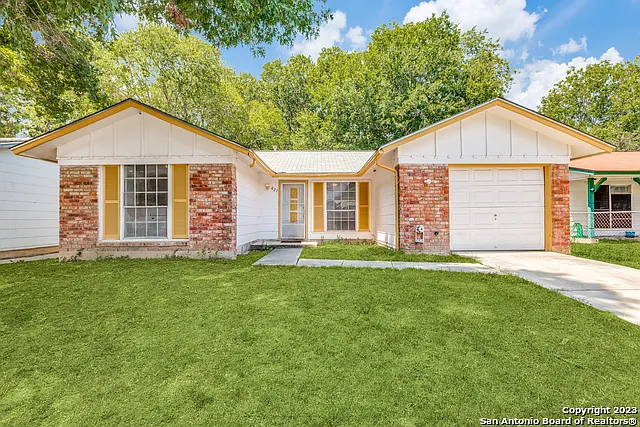 3 bed, 1.0 bath, 818 sqft, $1,150 — Photo 1
